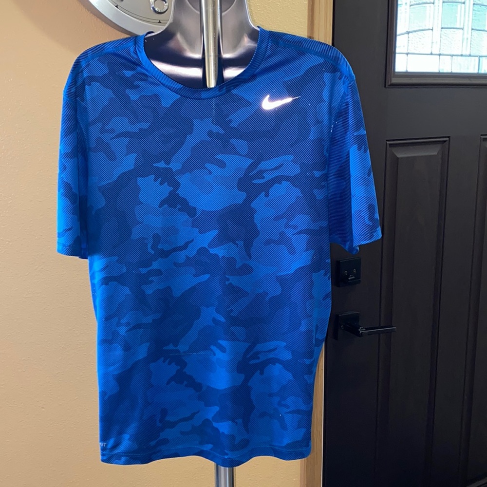 MEN’S Nike running dry fit shirt with reflective Nike swoosh & reflective tab